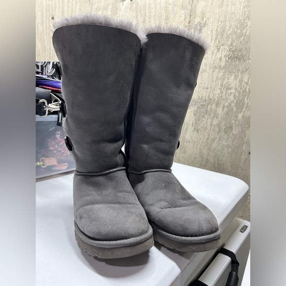 Grey sz 9 Ugg boots ! Winter is coming ! - Picture 2 of 3